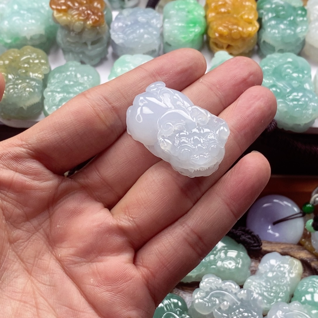 翡翠未镶嵌颈饰貔貅