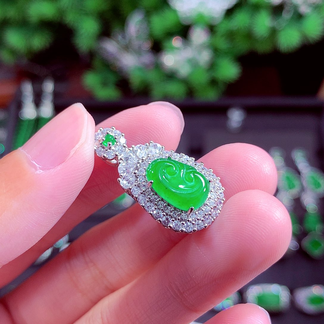 颈饰未镶嵌翡翠天然