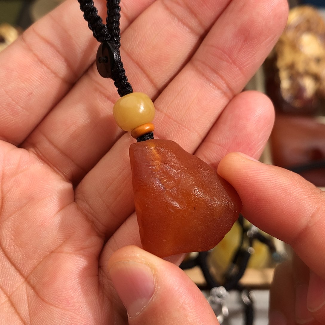 蜜蜡裸石未镶嵌在