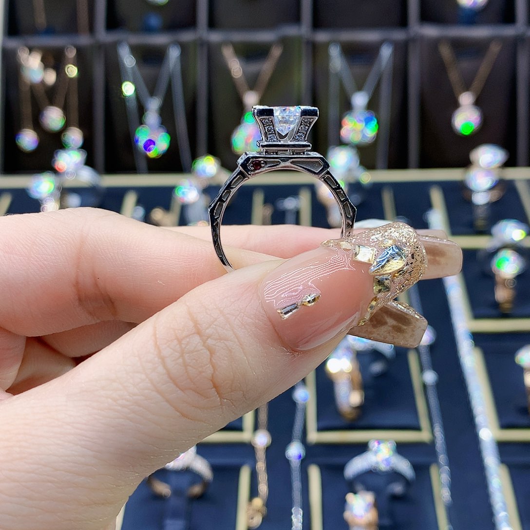 合成碳硅石（莫桑石）戒指/指环18K金镶嵌曼*姐