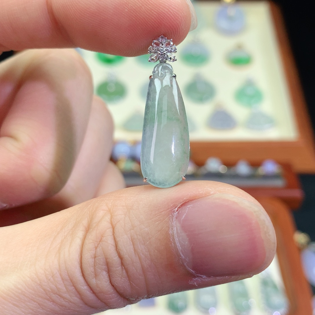 翡翠颈饰18K金镶嵌天然a货翡翠吊坠