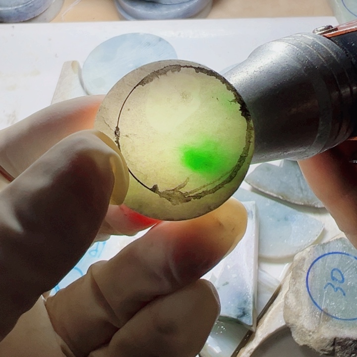 翡翠颈饰未镶嵌翡翠片料