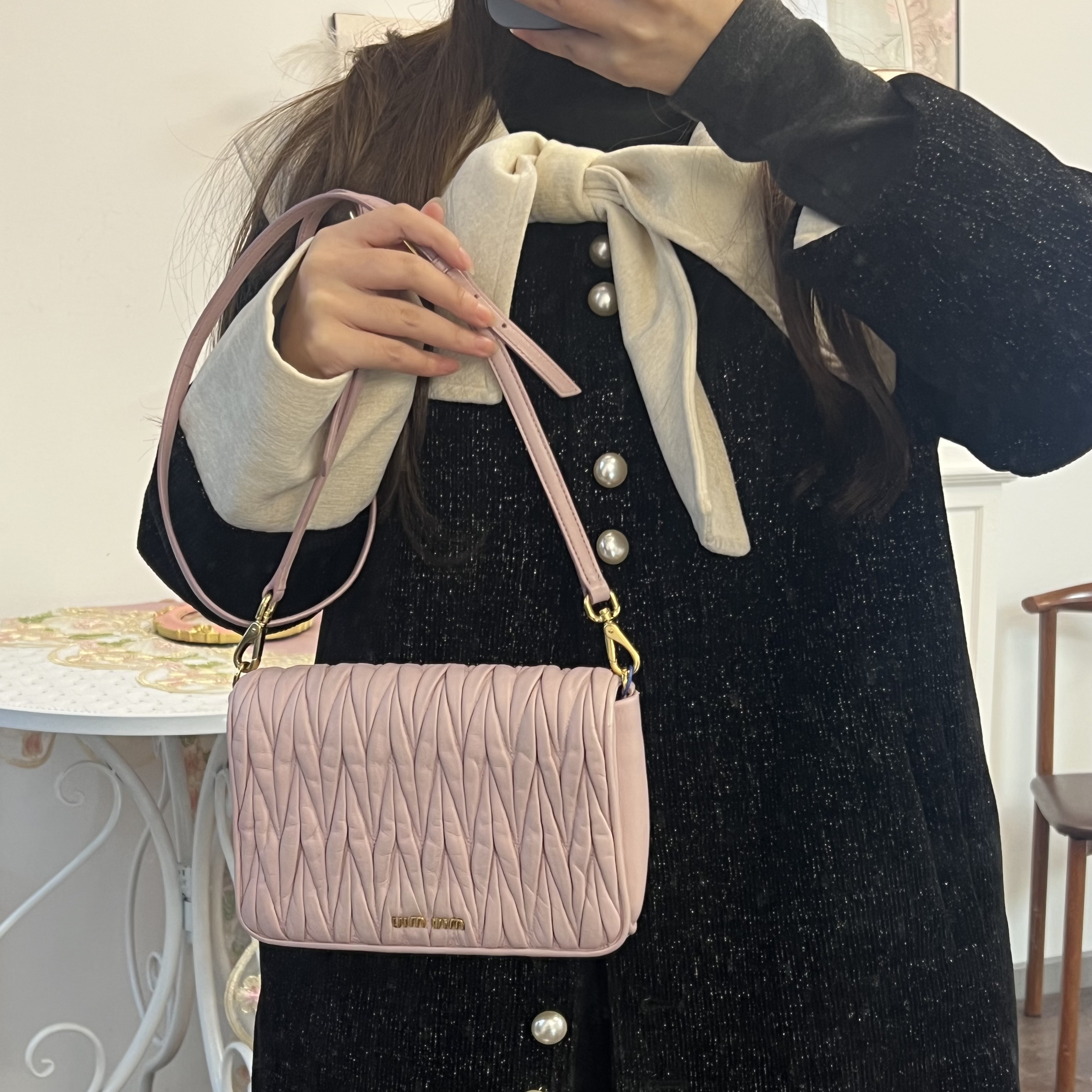95新 MIU MIU/缪缪 95新miuniu玫瑰粉褶皱斜挎包