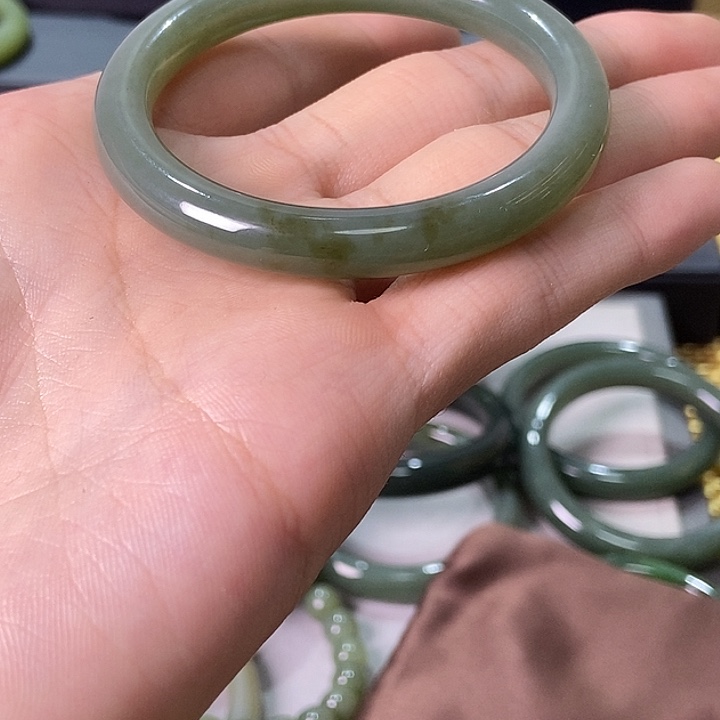 和田玉未镶嵌手镯