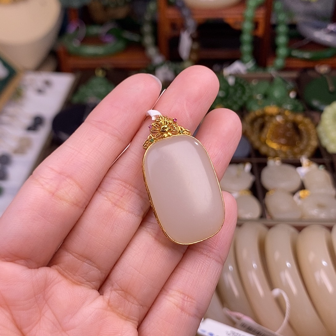 和田玉熟藕粉老料18.K金无事牌清货价未镶嵌