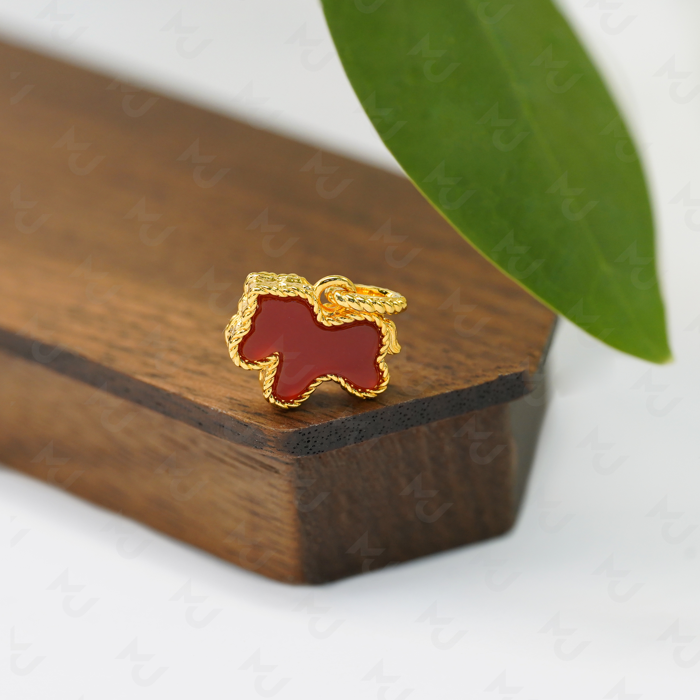 18k金红玛瑙小马吊坠【QL07455】