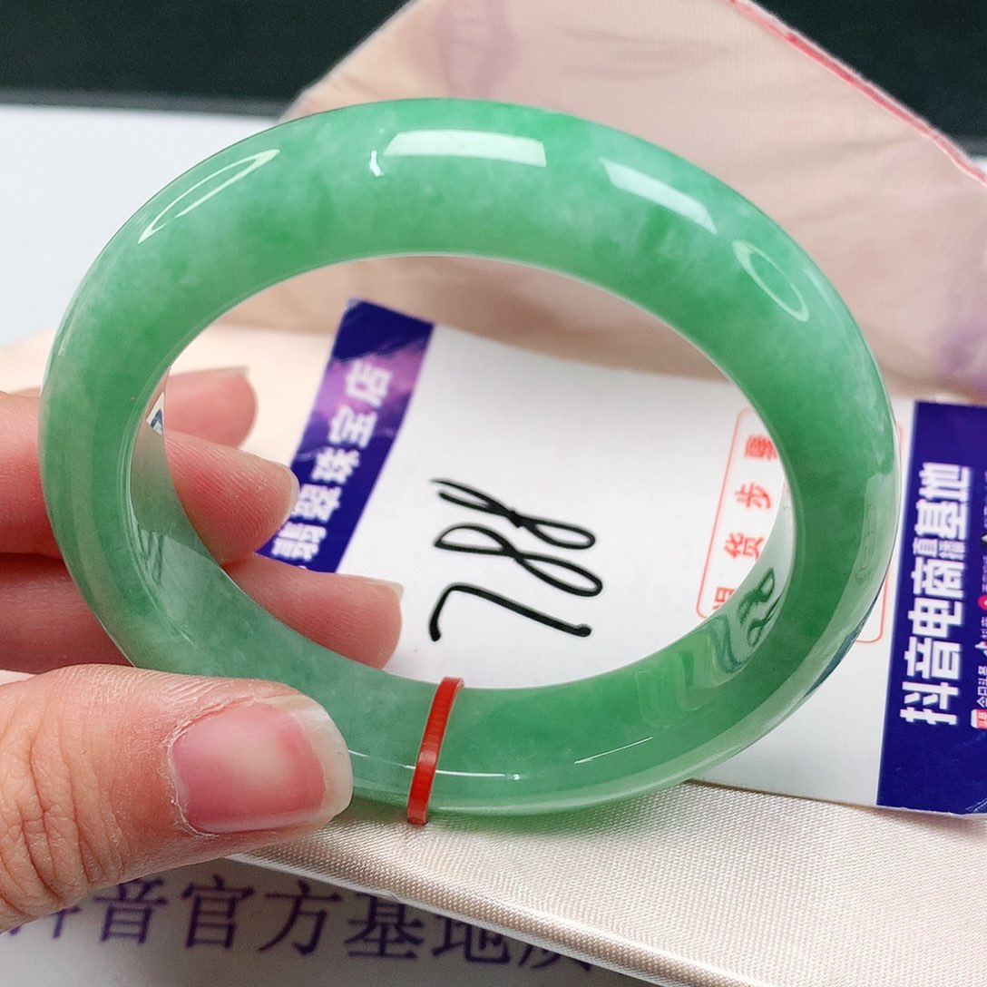 翡翠手镯未镶嵌翡翠