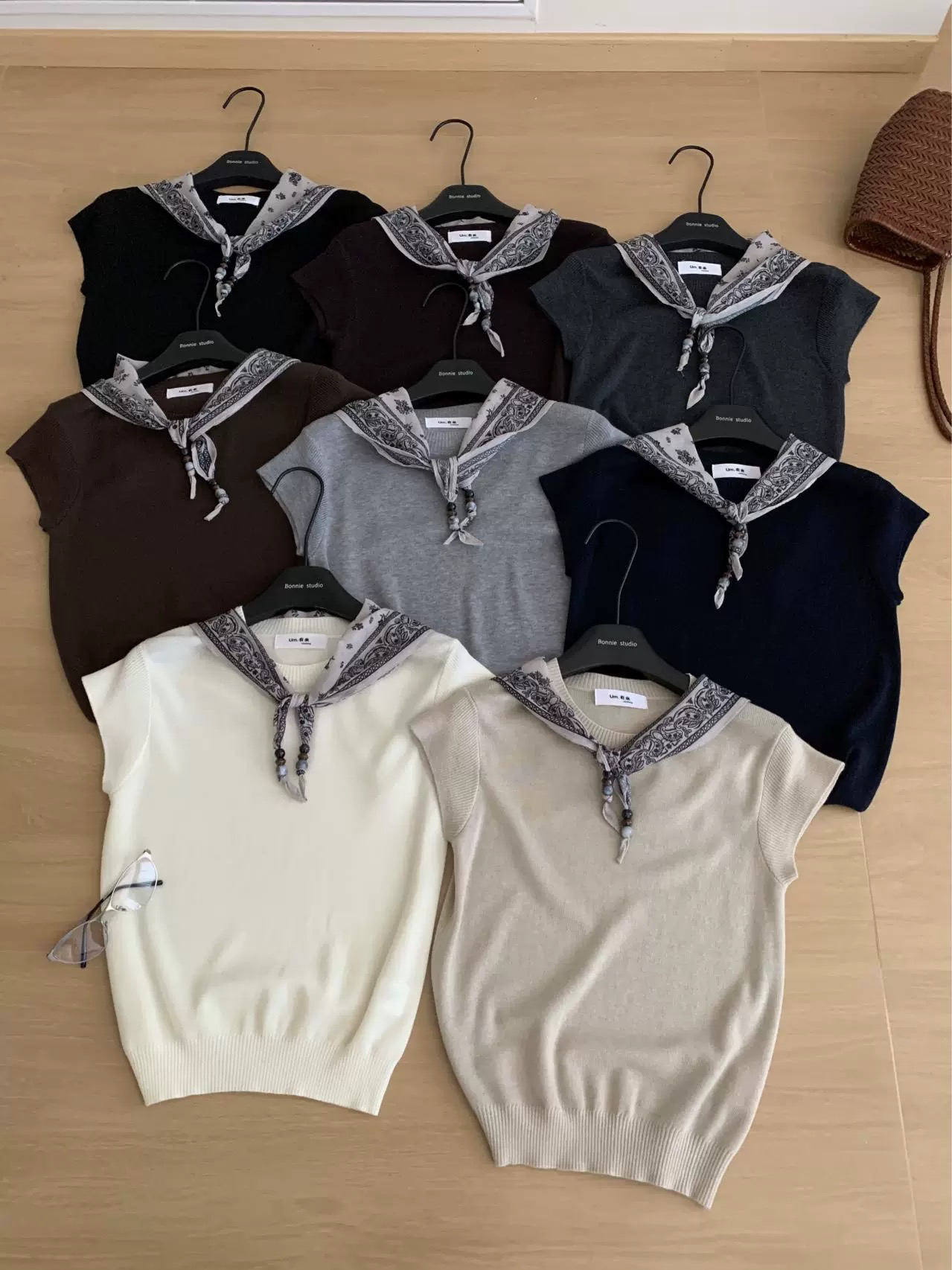 小曦家秋季薄款圆领针织打底衫女新款短袖配丝巾修身洋气内搭上衣