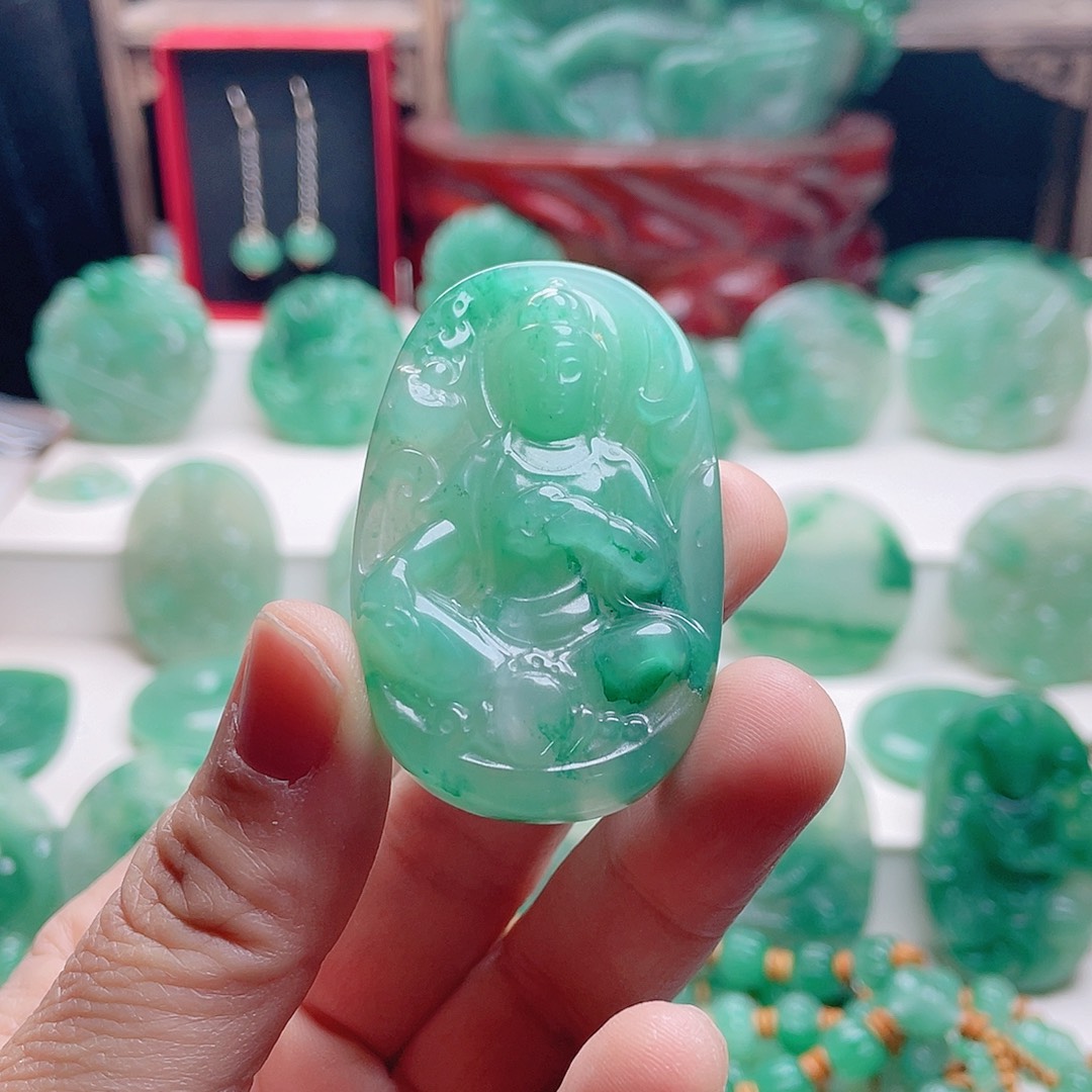 富***华石英质玉未镶嵌颈饰