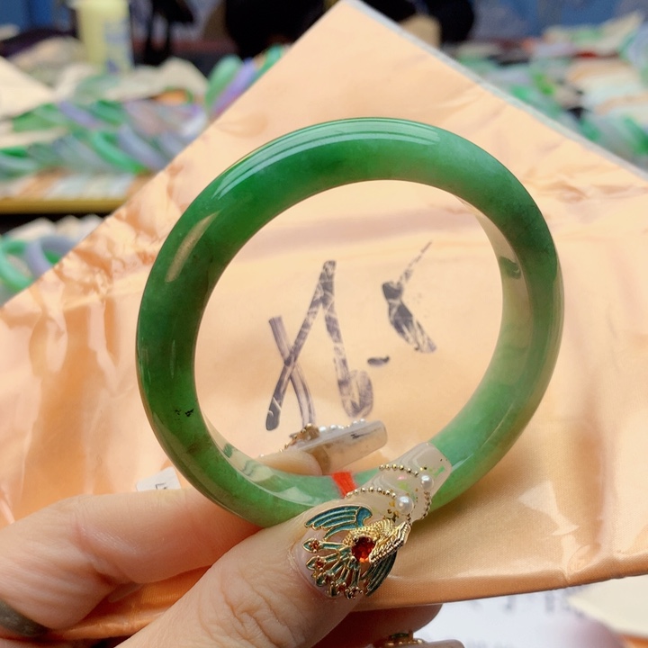 翡翠手镯未镶嵌翡翠手镯