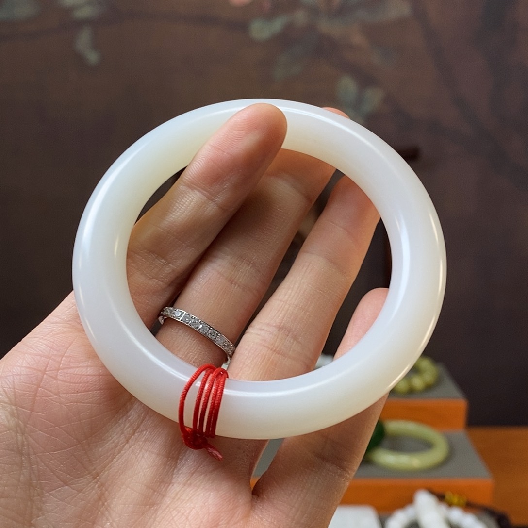 和田玉挂件未镶嵌大****?