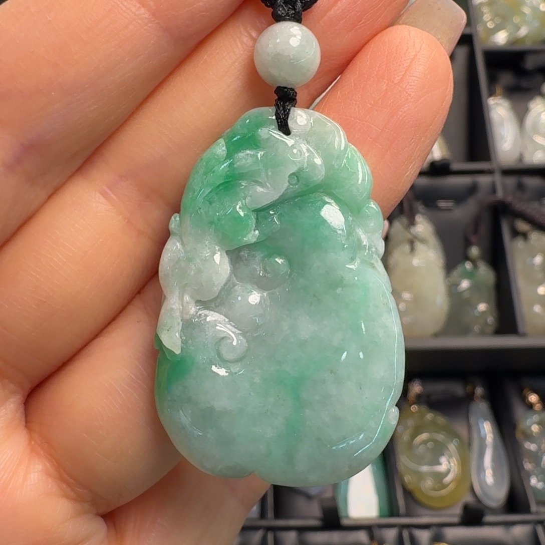 翡翠未镶嵌颈饰如意