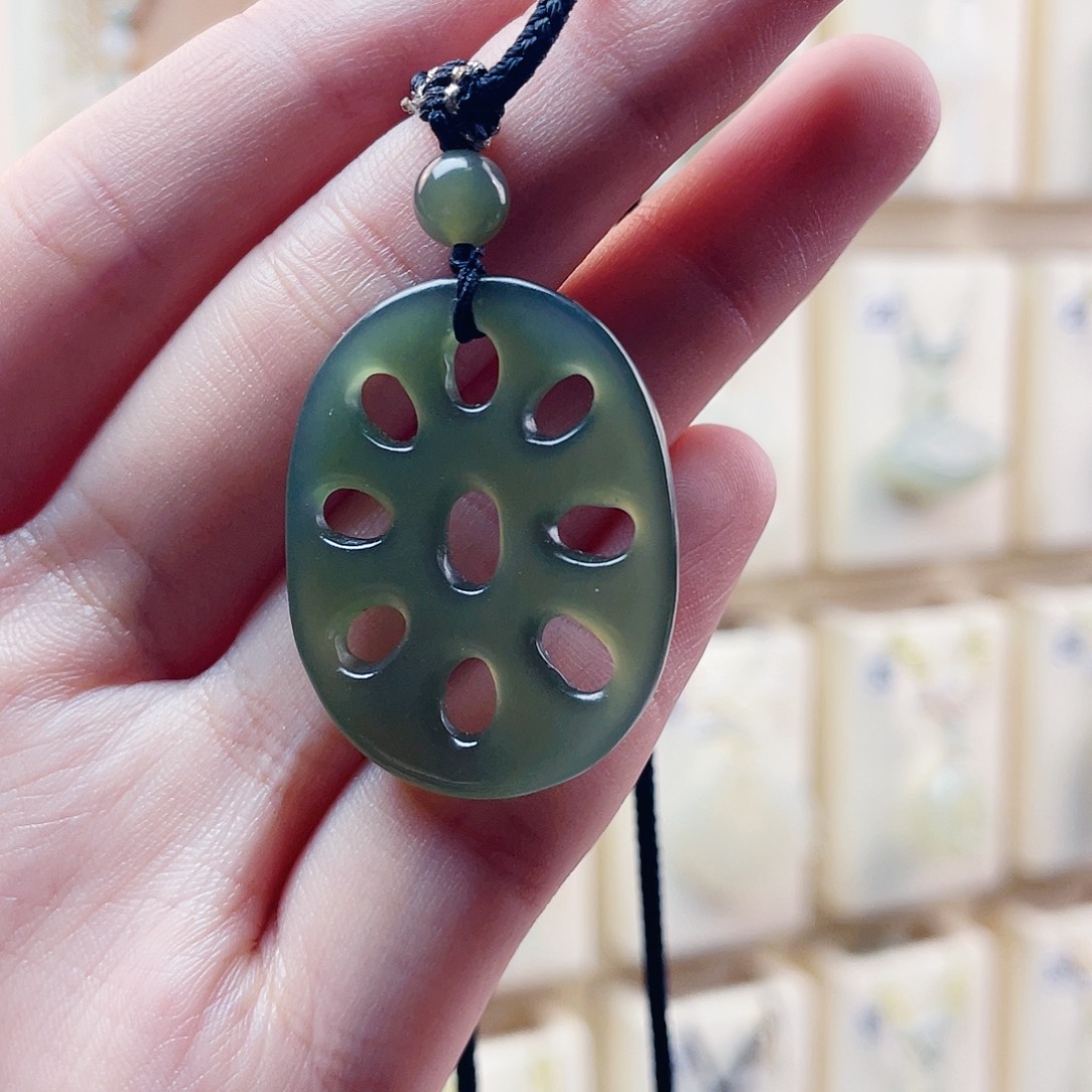 和田玉未镶嵌吊坠(赠链)