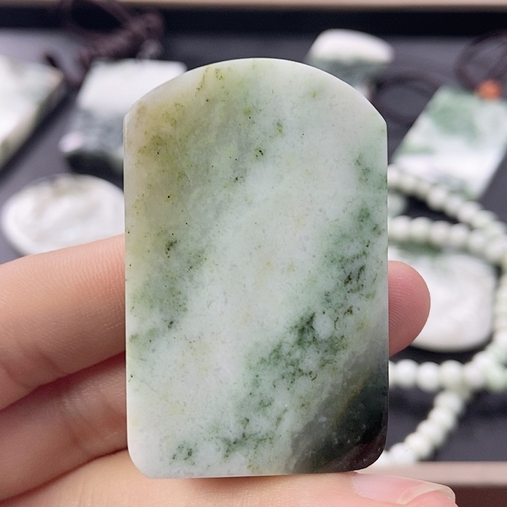 独山玉颈饰未镶嵌