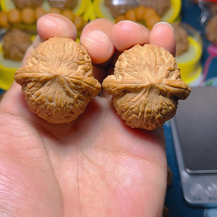 文玩核桃吊坠绣球