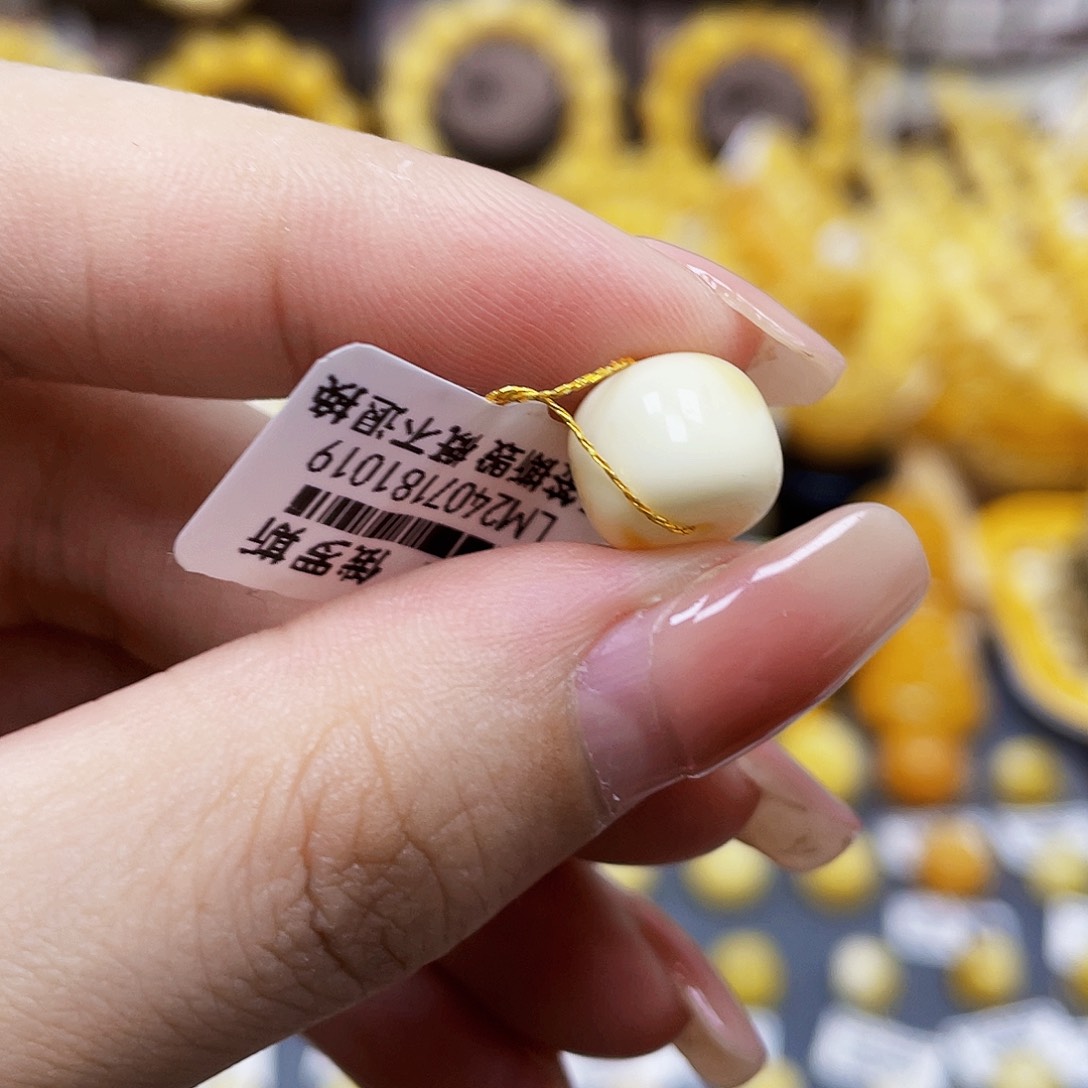 未镶嵌琥珀裸石老型尺寸10.5*8.7mm带皮色线