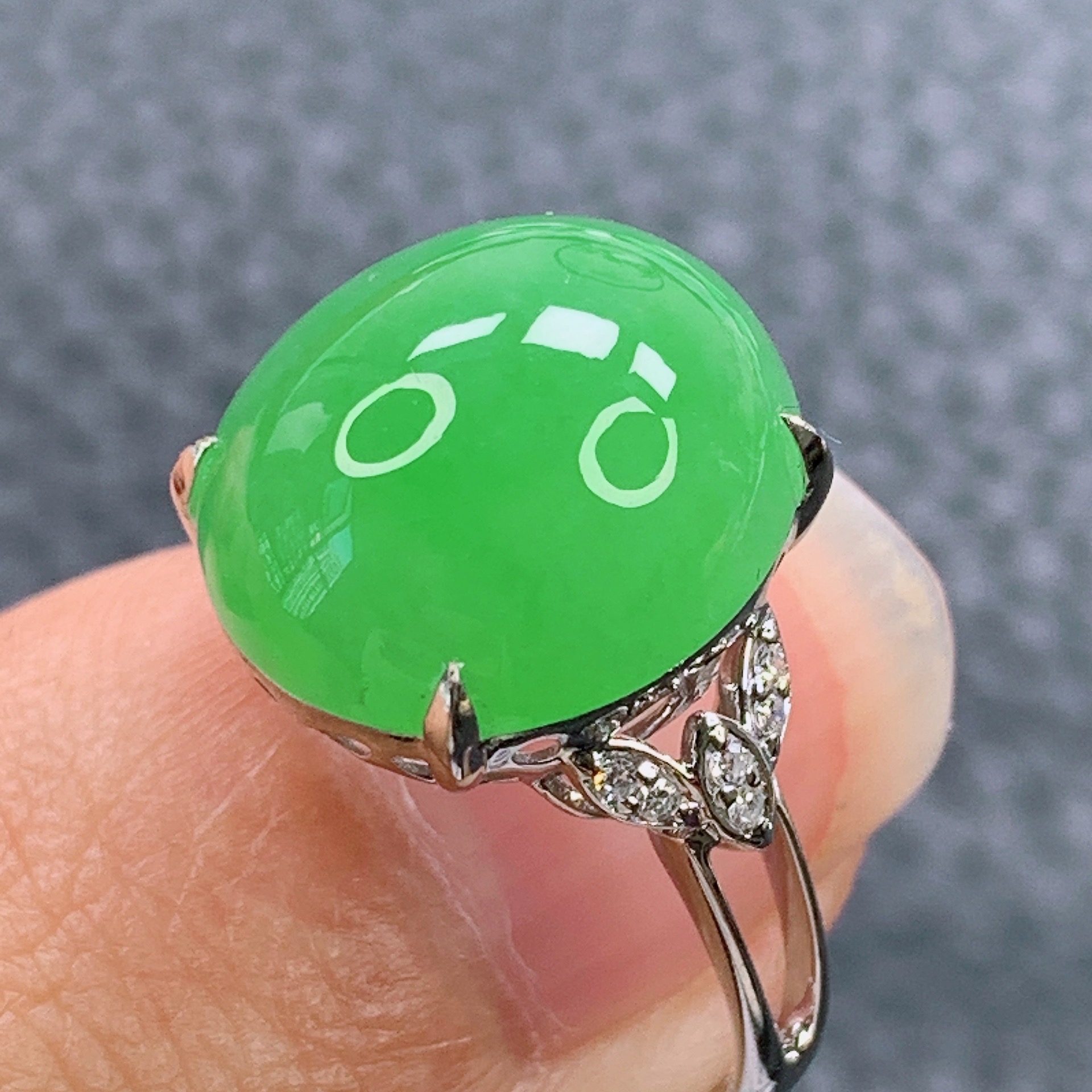 天然缅甸A货翡翠满绿蛋面戒指满色18k金镶嵌13.6*11.8*7.9mm