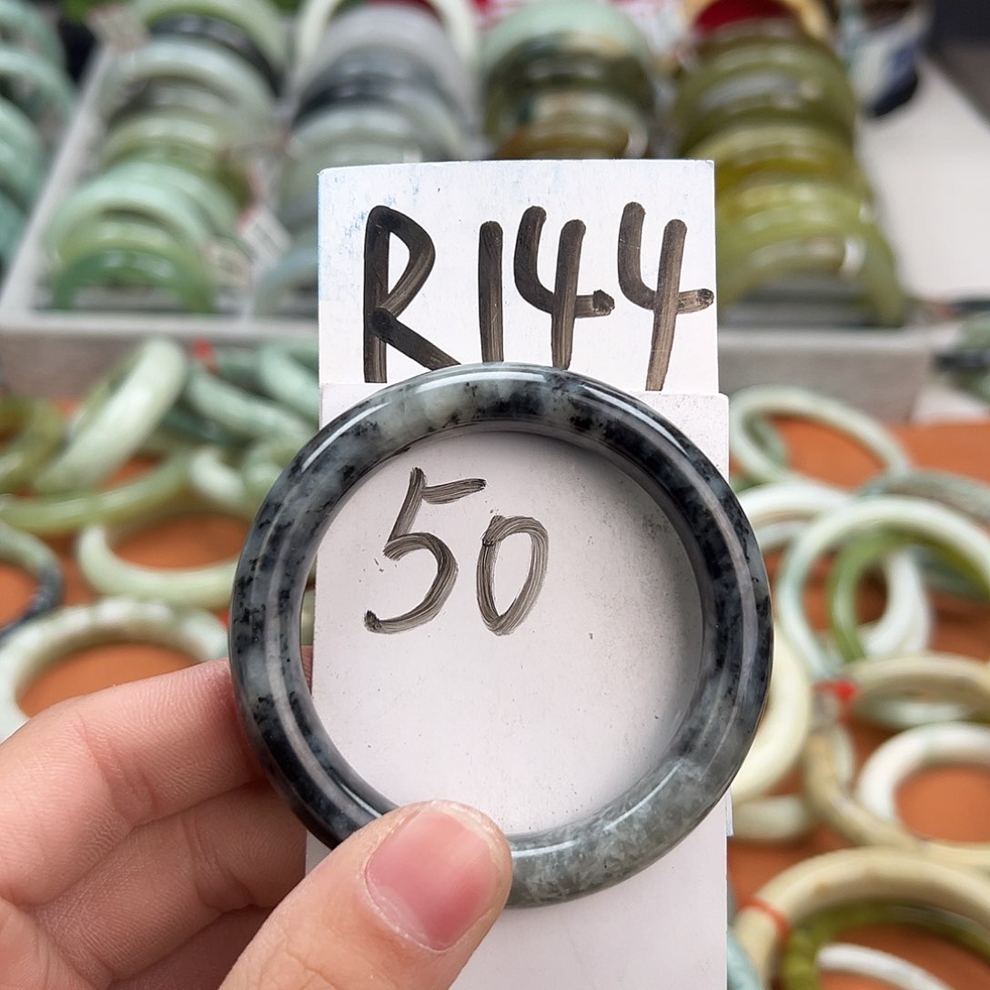 岫玉手镯未镶嵌天然岫玉微瑕，可以正常佩戴