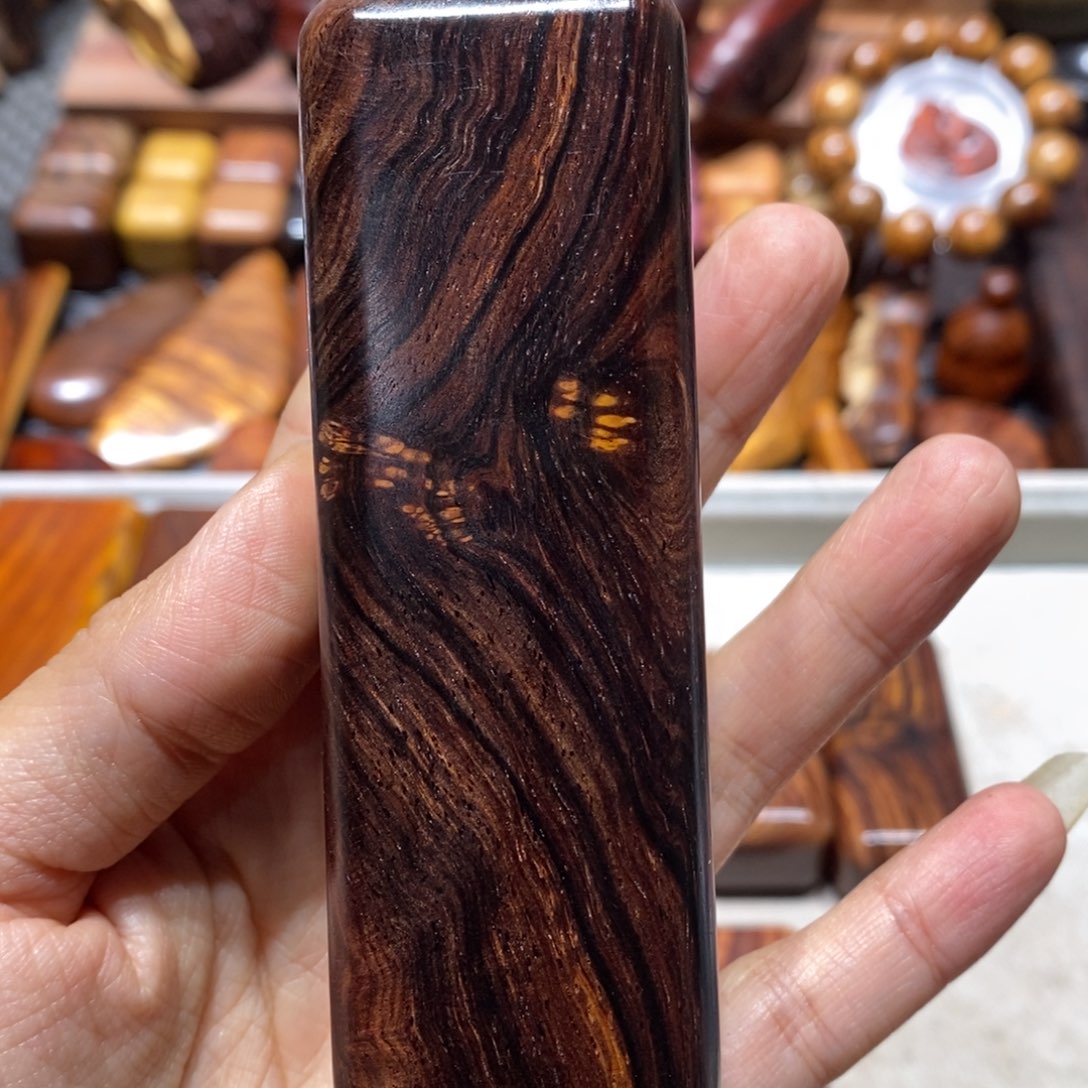 齐***胜微凹黄檀（南美大红酸枝）瑕疵