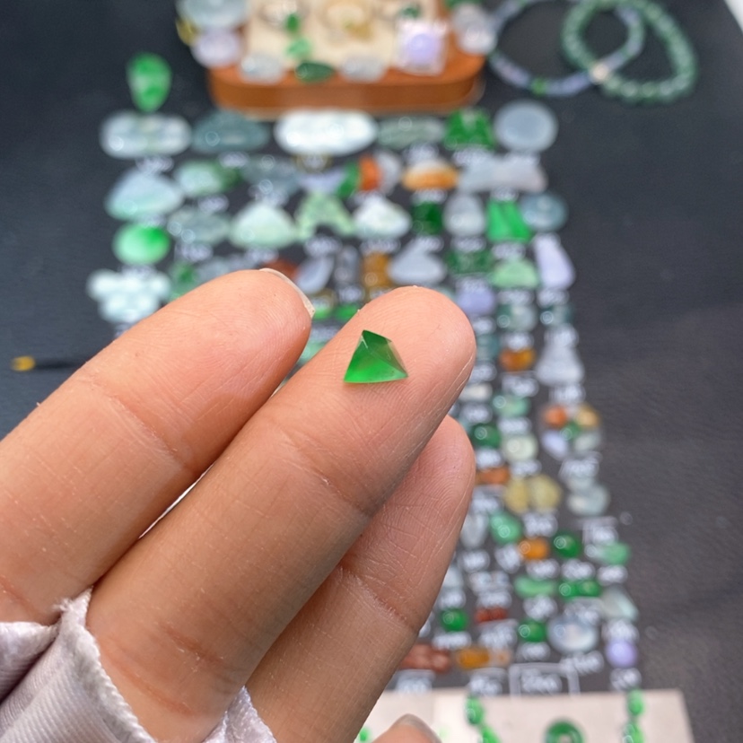 【闪购商品】翡翠挂件未镶嵌切割