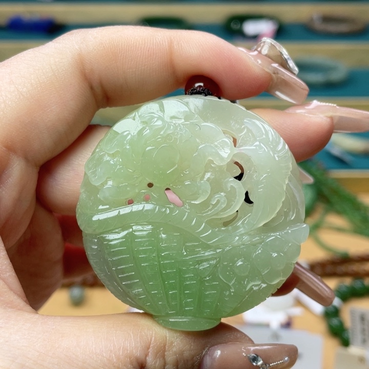 和田玉吊坠58圈口。编号8未镶嵌