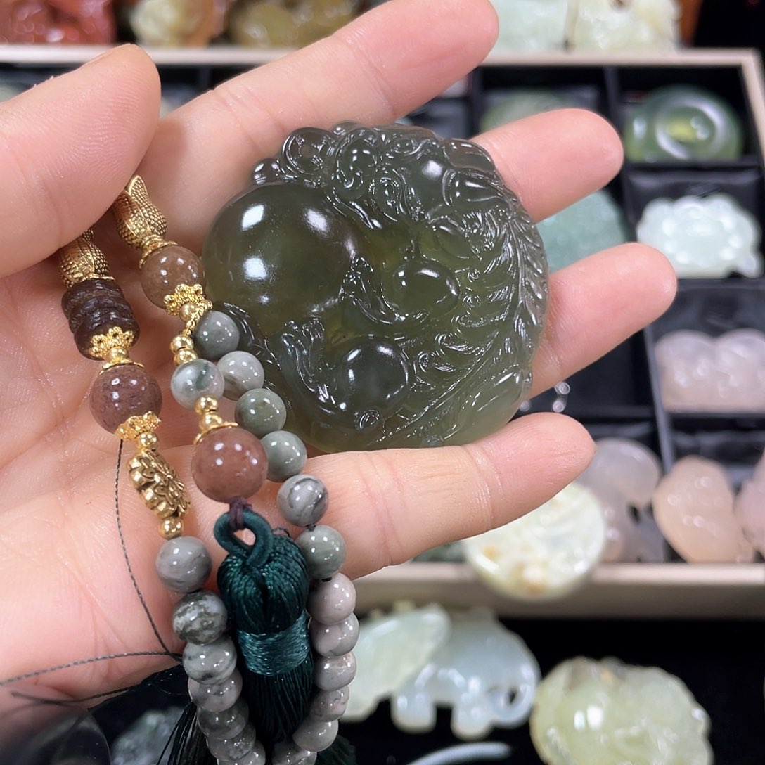 蛇纹石玉颈饰未镶嵌