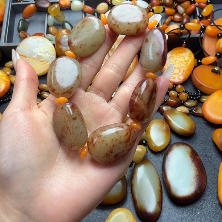 金***明和田玉未镶嵌颈饰
