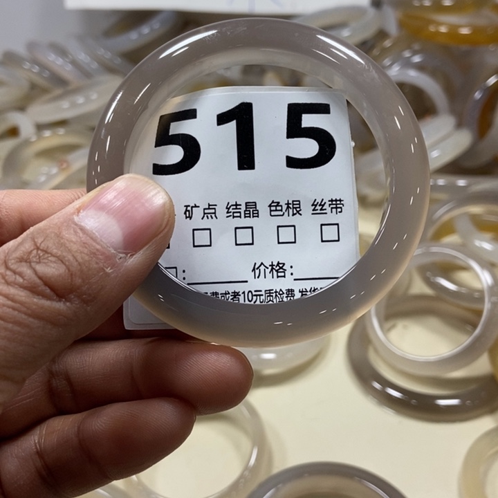 芳****玛瑙/玉髓未镶嵌手镯