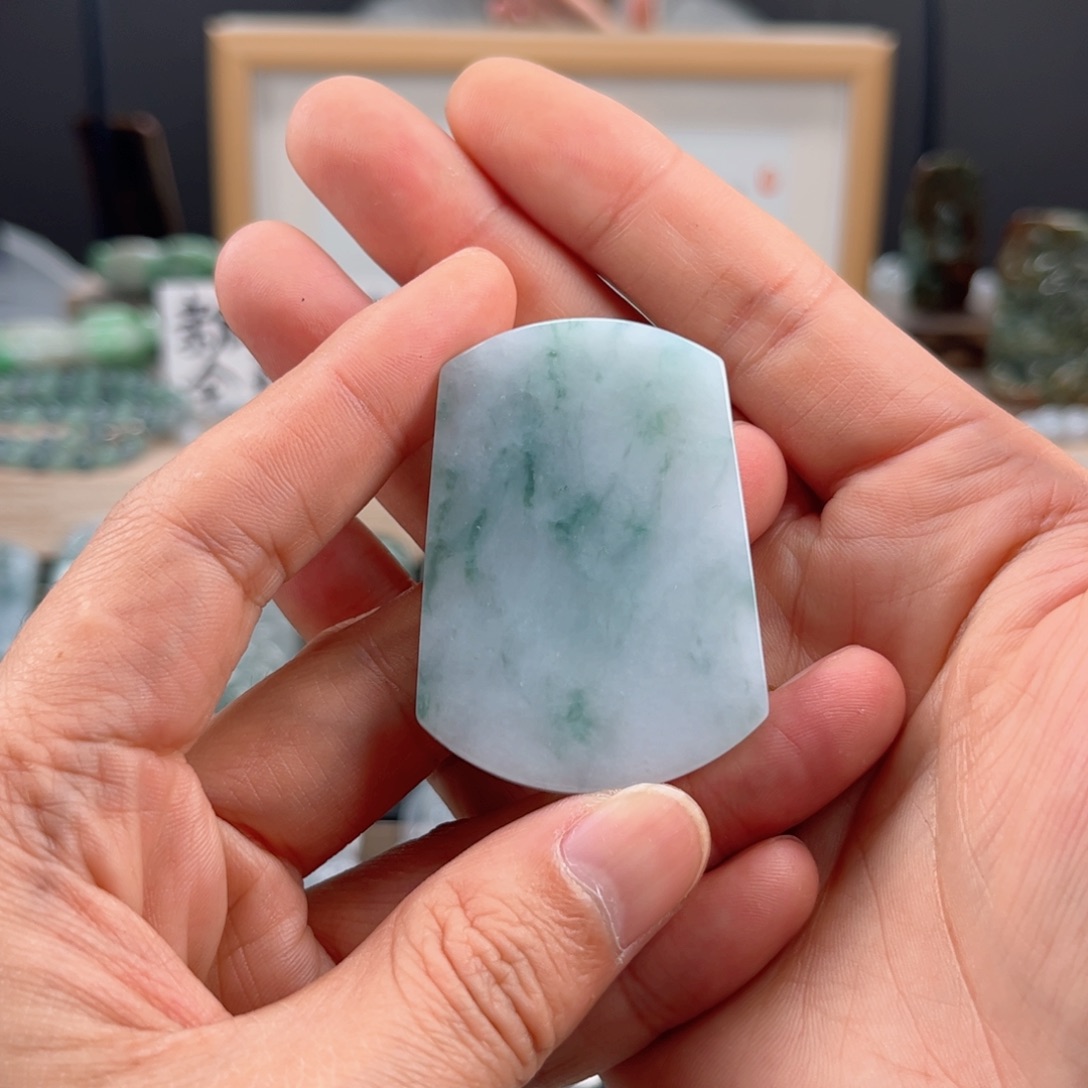 翡翠颈饰未镶嵌无事牌