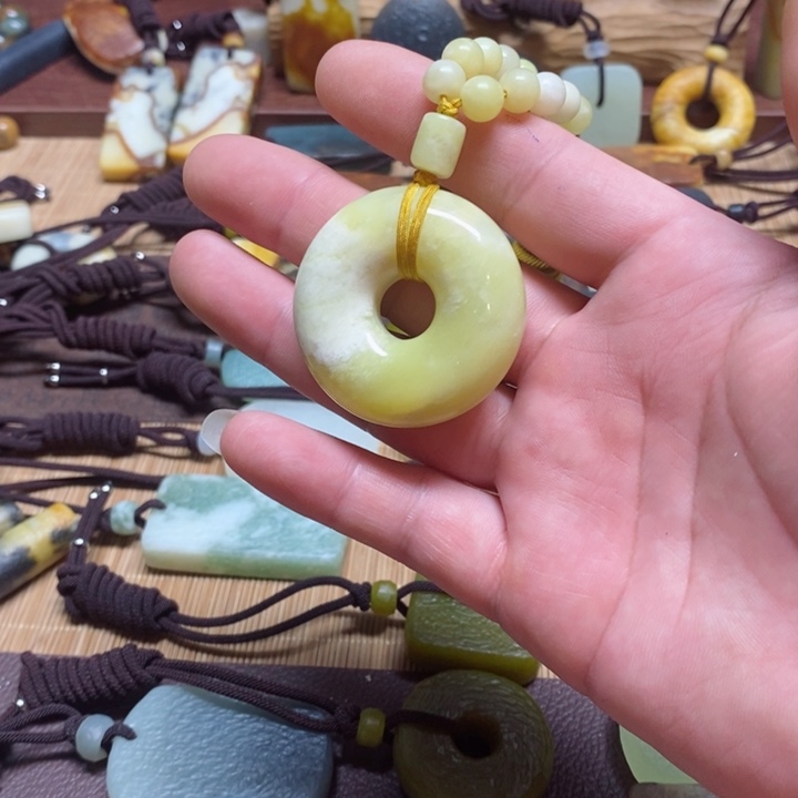 蛇纹石玉挂件未镶嵌美**?