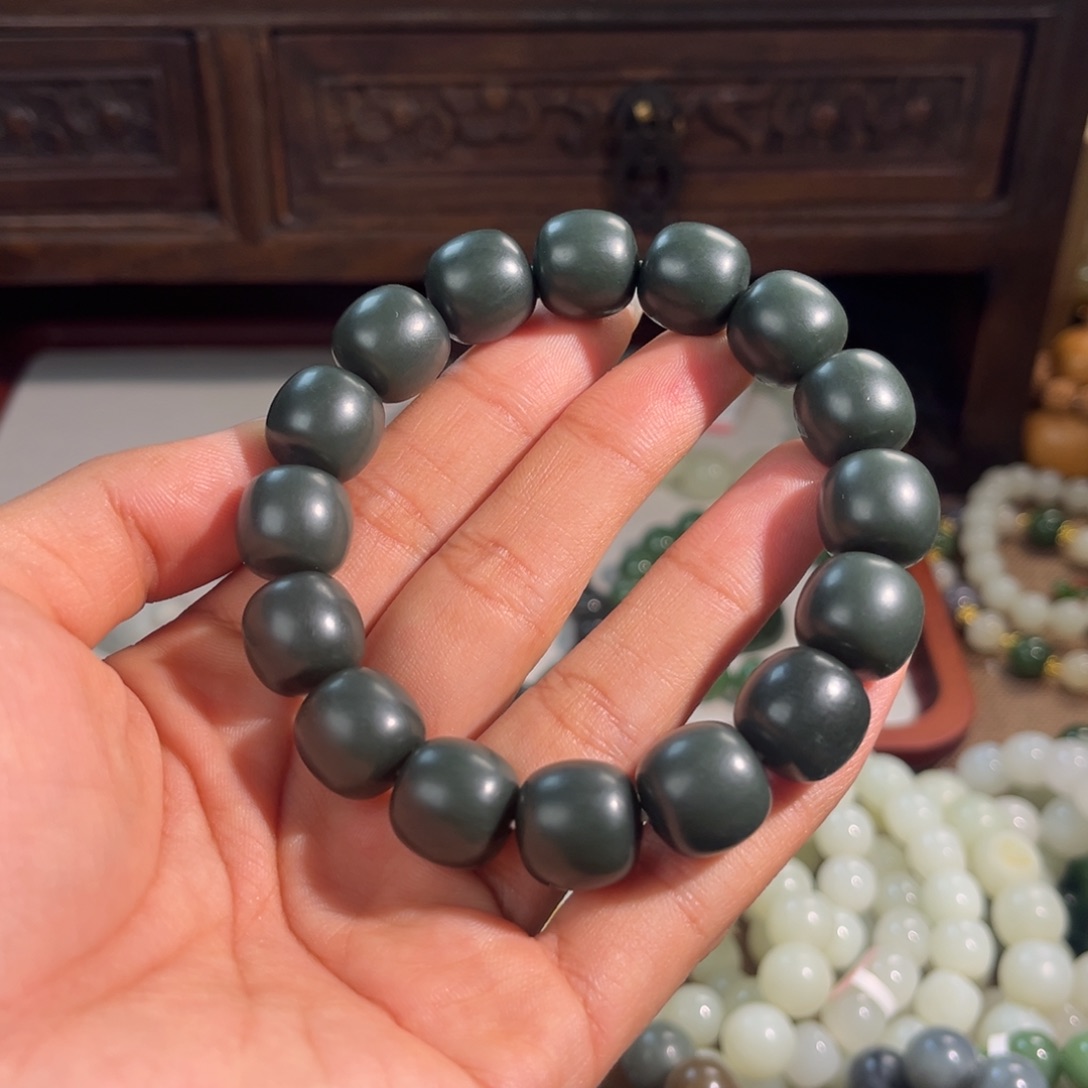 君****和田玉未镶嵌手链