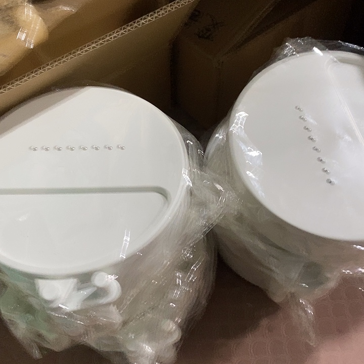 白色带磁拉饵盘一个，，