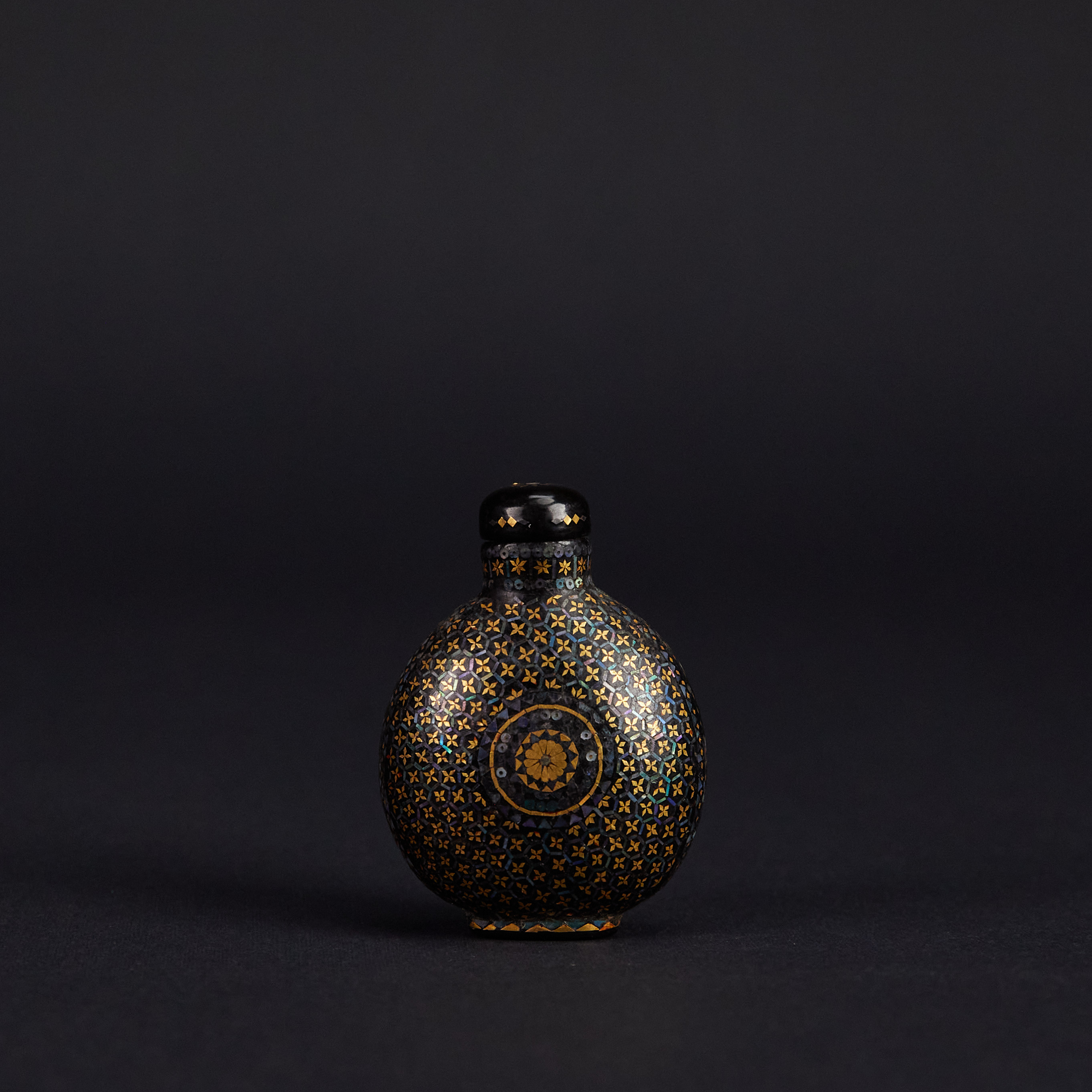 LOT 122006清中期 黑漆嵌螺钿千里款菊瓣锦地鼻烟壶