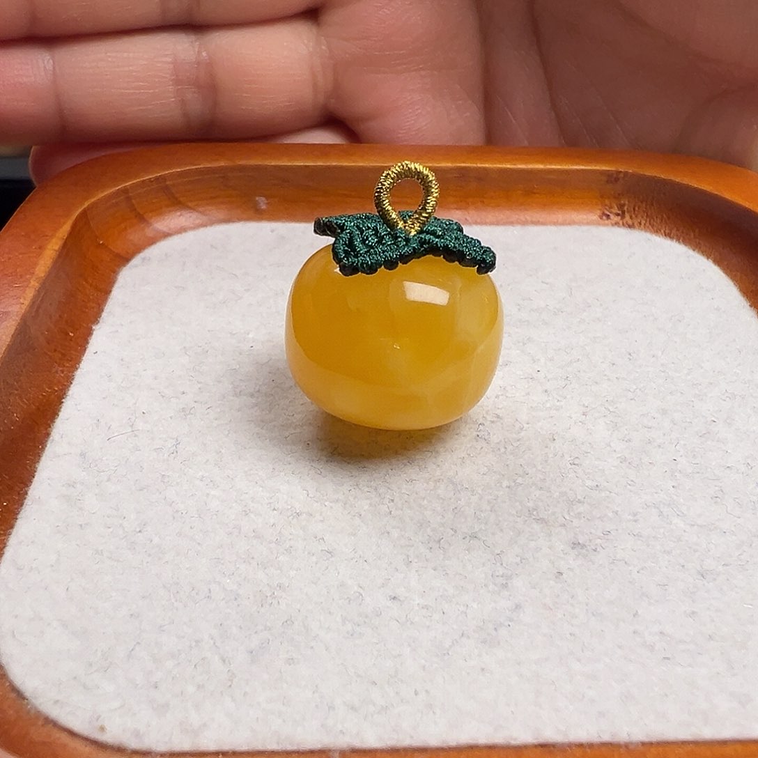 蜜蜡颈饰未镶嵌鸡油黄柿柿如意吊坠
