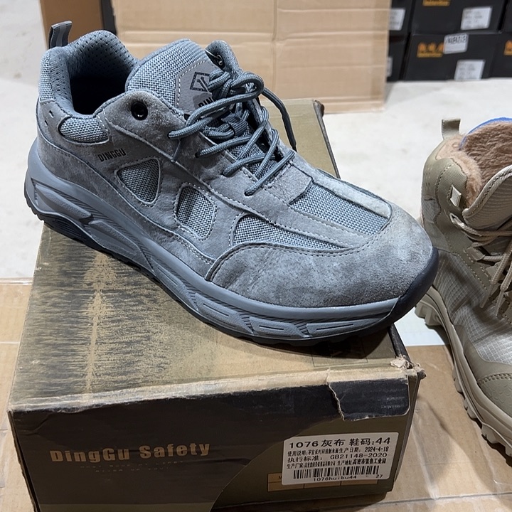 43码防砸防刺劳保鞋。