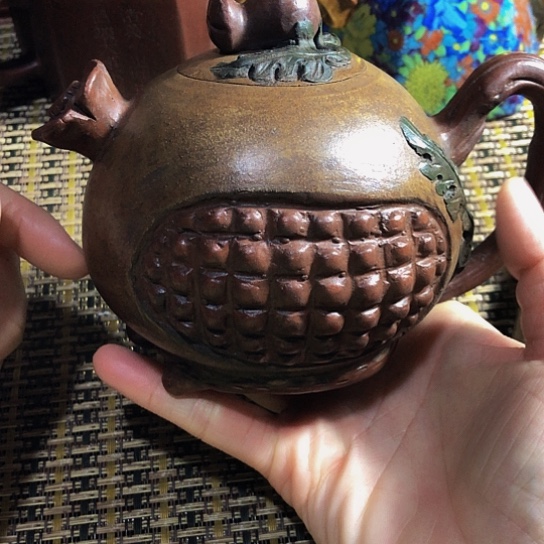 紫砂茶壶原矿泥料手工制作的紫砂壶。