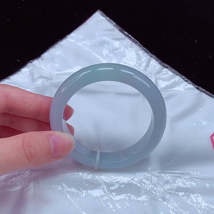 翡翠手镯未镶嵌翡翠