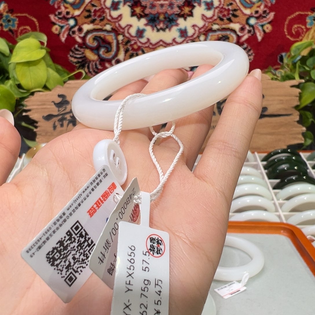 未镶嵌手镯和田玉时尚和田玉手镯 最强光感高背泥鳅