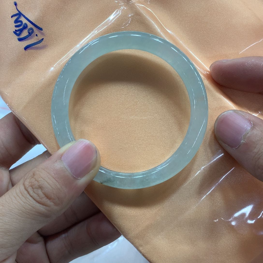 翡翠手镯未镶嵌翡翠