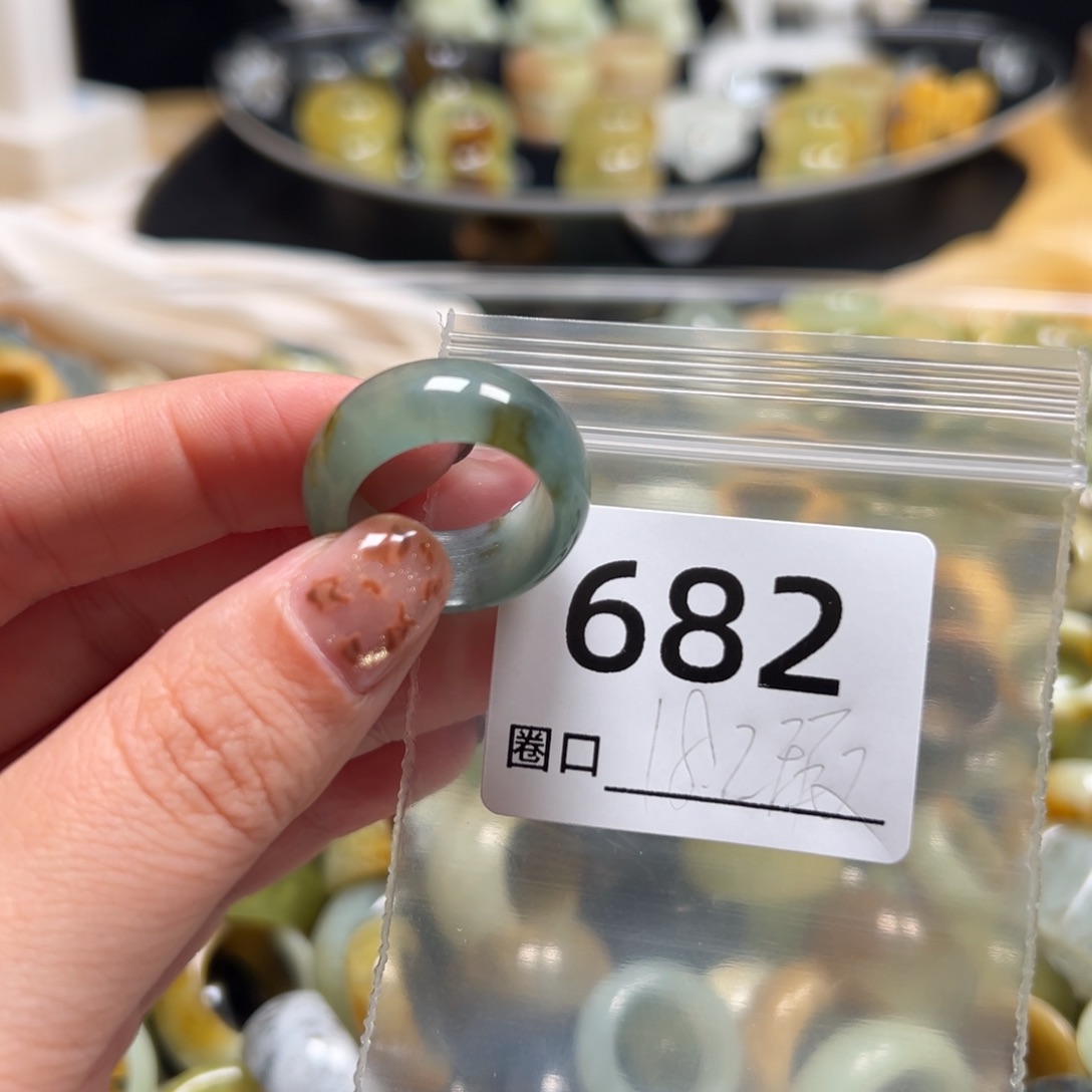 ****柿蛇纹石玉未镶嵌戒指