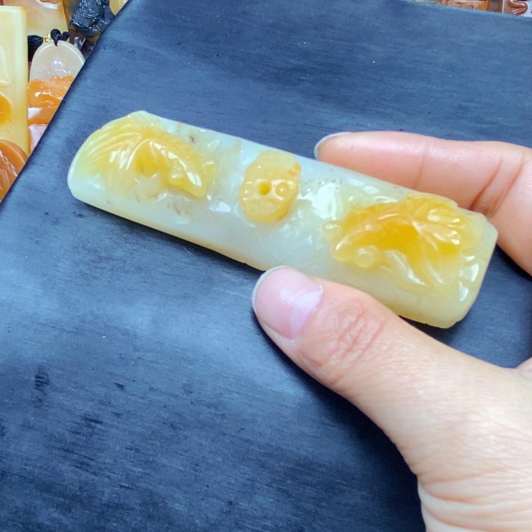 石英质玉（黄龙玉）颈饰未镶嵌