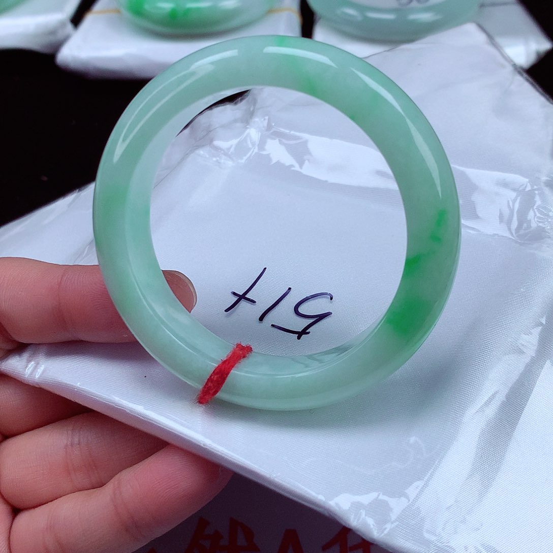 翡翠手镯未镶嵌翡翠