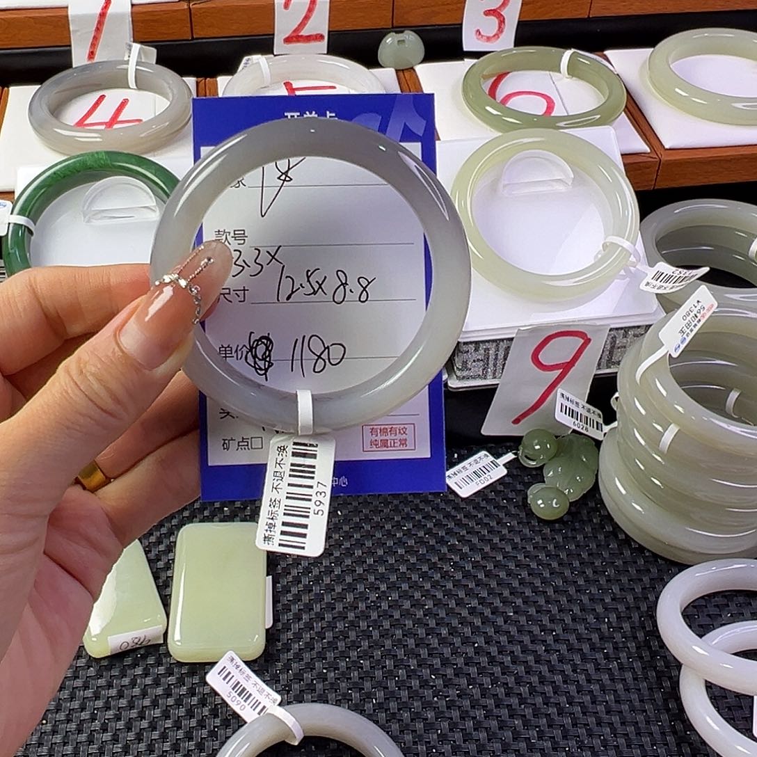 郁****和田玉手镯未镶嵌