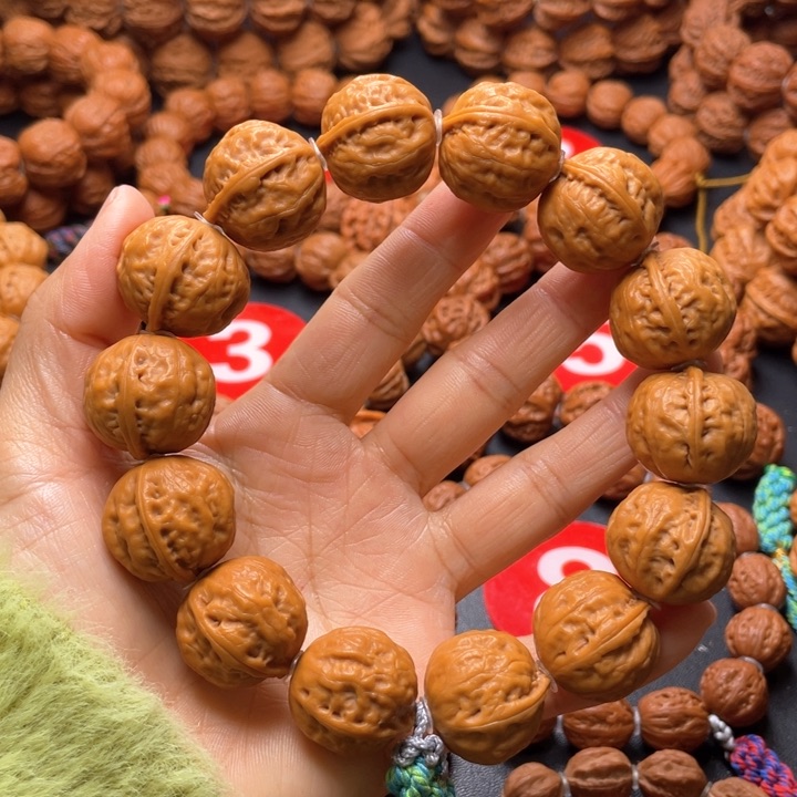 文玩核桃吊坠富甲一方