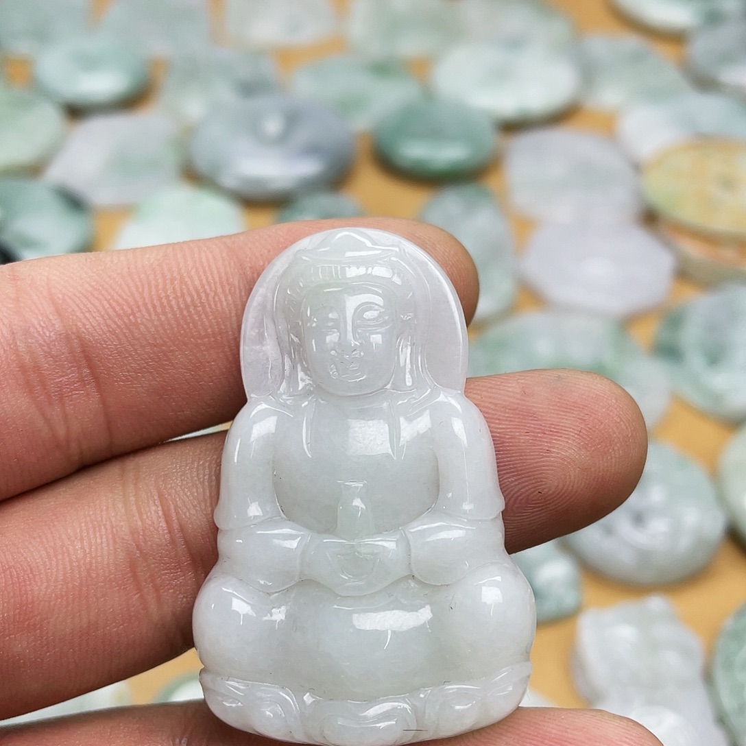 翡翠未镶嵌颈饰观音