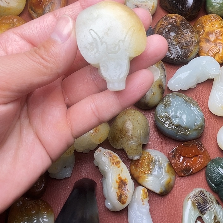 和田玉未镶嵌颈饰