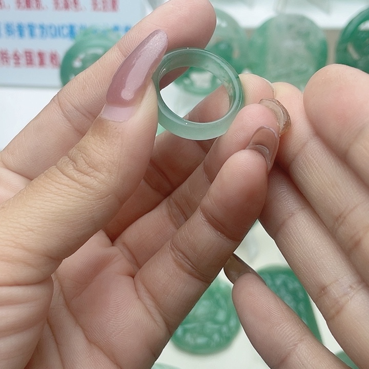 颈饰未镶嵌石英质玉