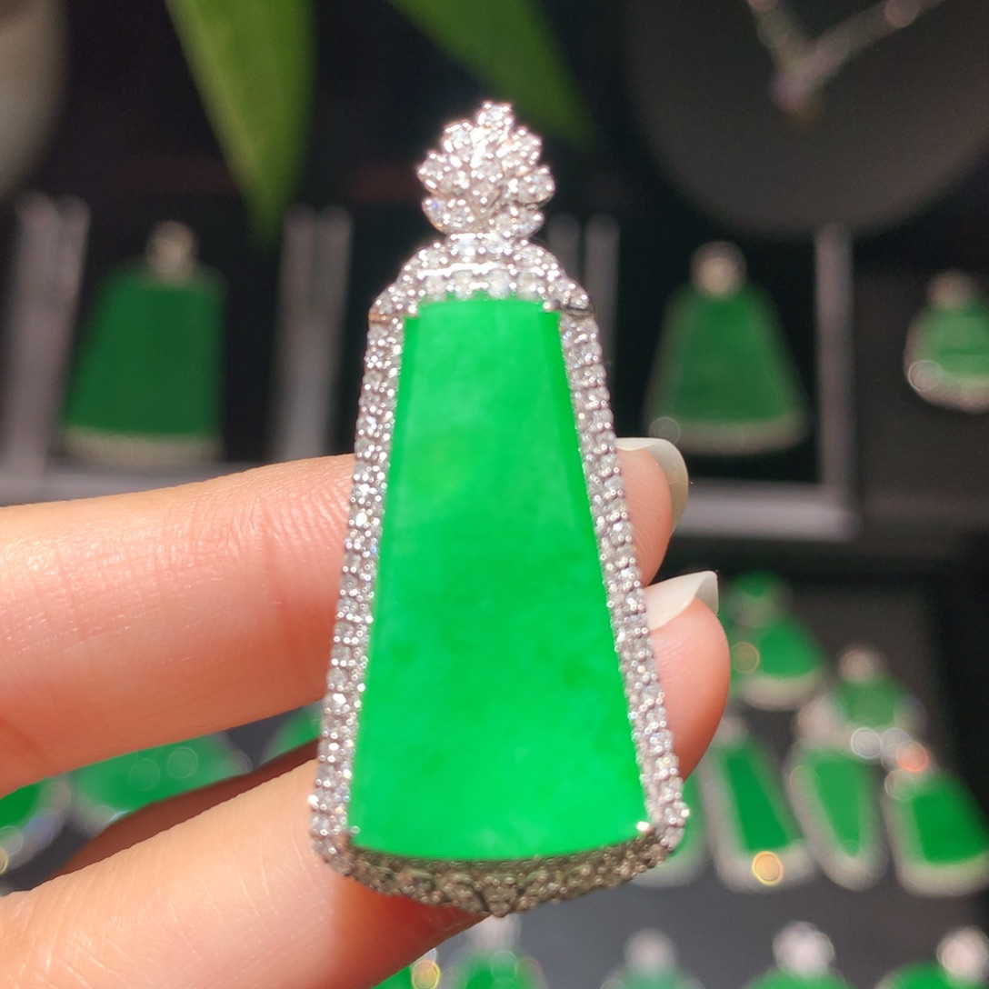 翡翠颈饰18K金镶嵌翡翠