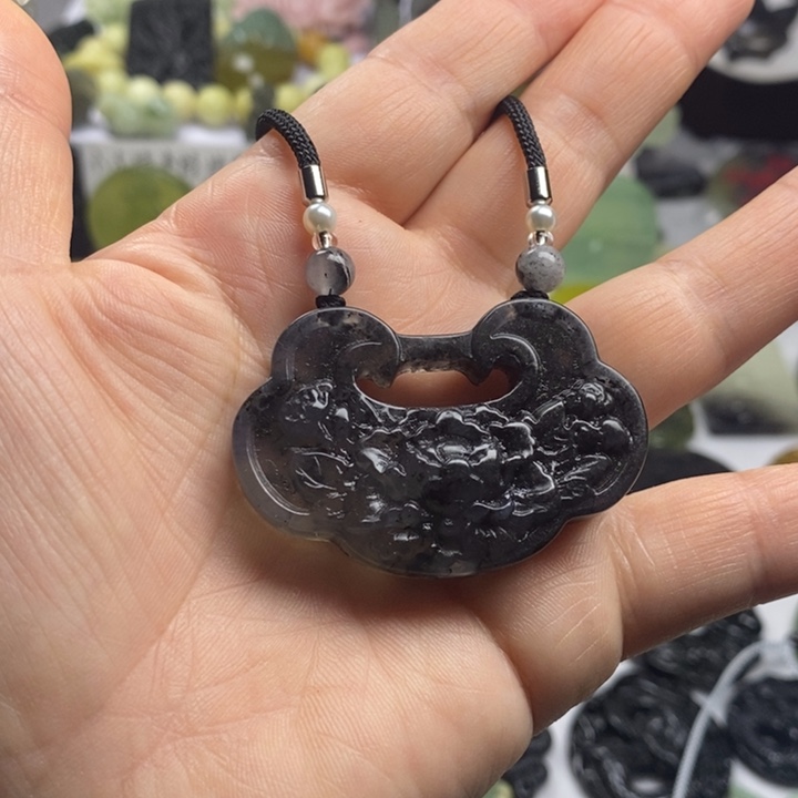 蛇纹石玉颈饰合金