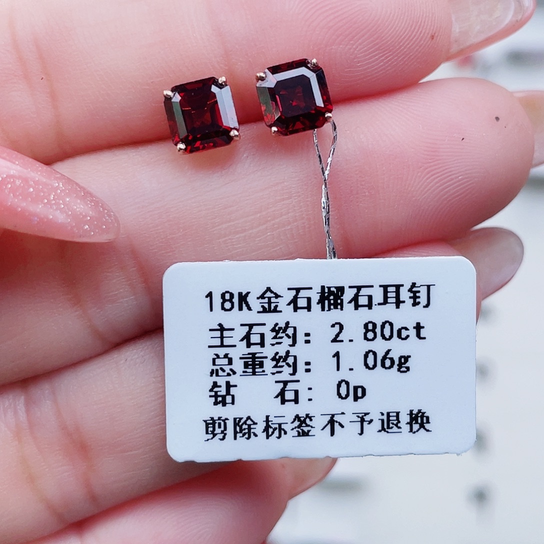 18K金镶嵌石榴石耳饰
